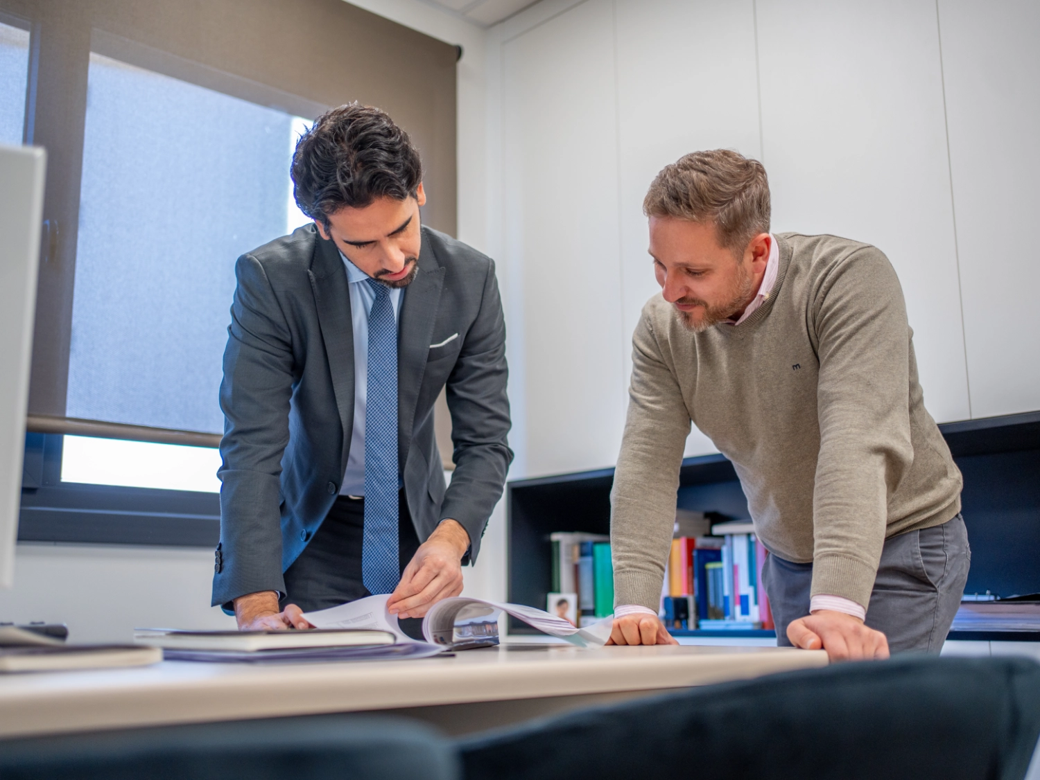 Abogado en Baiona estudiando un litigio con su colaborador